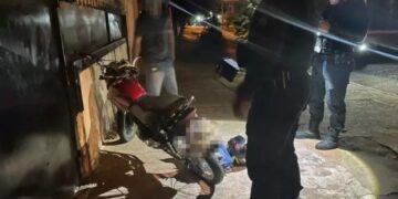 Homem tenta reatar relacionamento, mas acaba sendo abordado pela polícia enquanto empurrava a própria moto destruída
