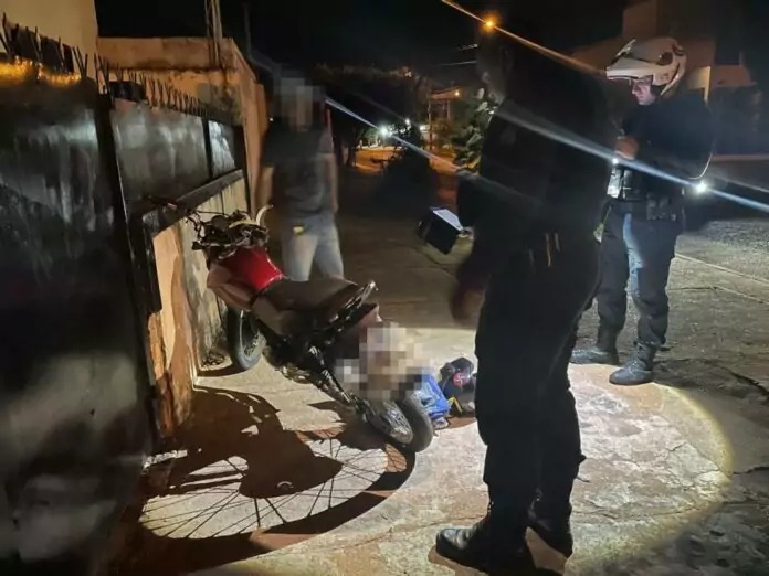 Homem tenta reatar relacionamento, mas acaba sendo abordado pela polícia enquanto empurrava a própria moto destruída