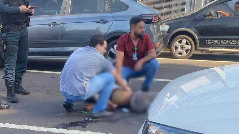 Andarilho é socorrido em estado grave após esfaqueamento em na Av. Calógeras em Campo Grande