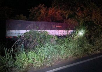 Motorista perde o controle de carreta e sofre acidente na MS-276 próximo a Batayporã