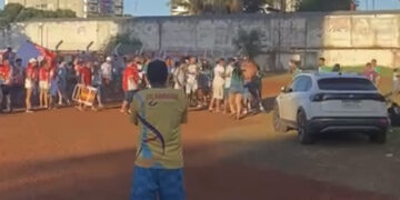Vídeo: torcedores saem no soco na saída de jogo de futebol em Dourados 