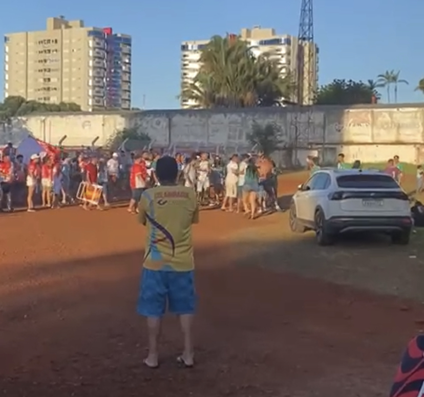 Vídeo: torcedores saem no soco na saída de jogo de futebol em Dourados 