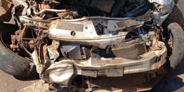 Motorista é fechado por caminhão e fica ferido ao bater em guard-rail