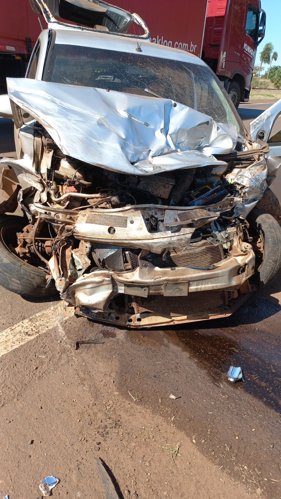 Motorista é fechado por caminhão e fica ferido ao bater em guard-rail