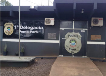 Homem é preso ao mostrar p*nis para crianças em frente à escola infantil em
