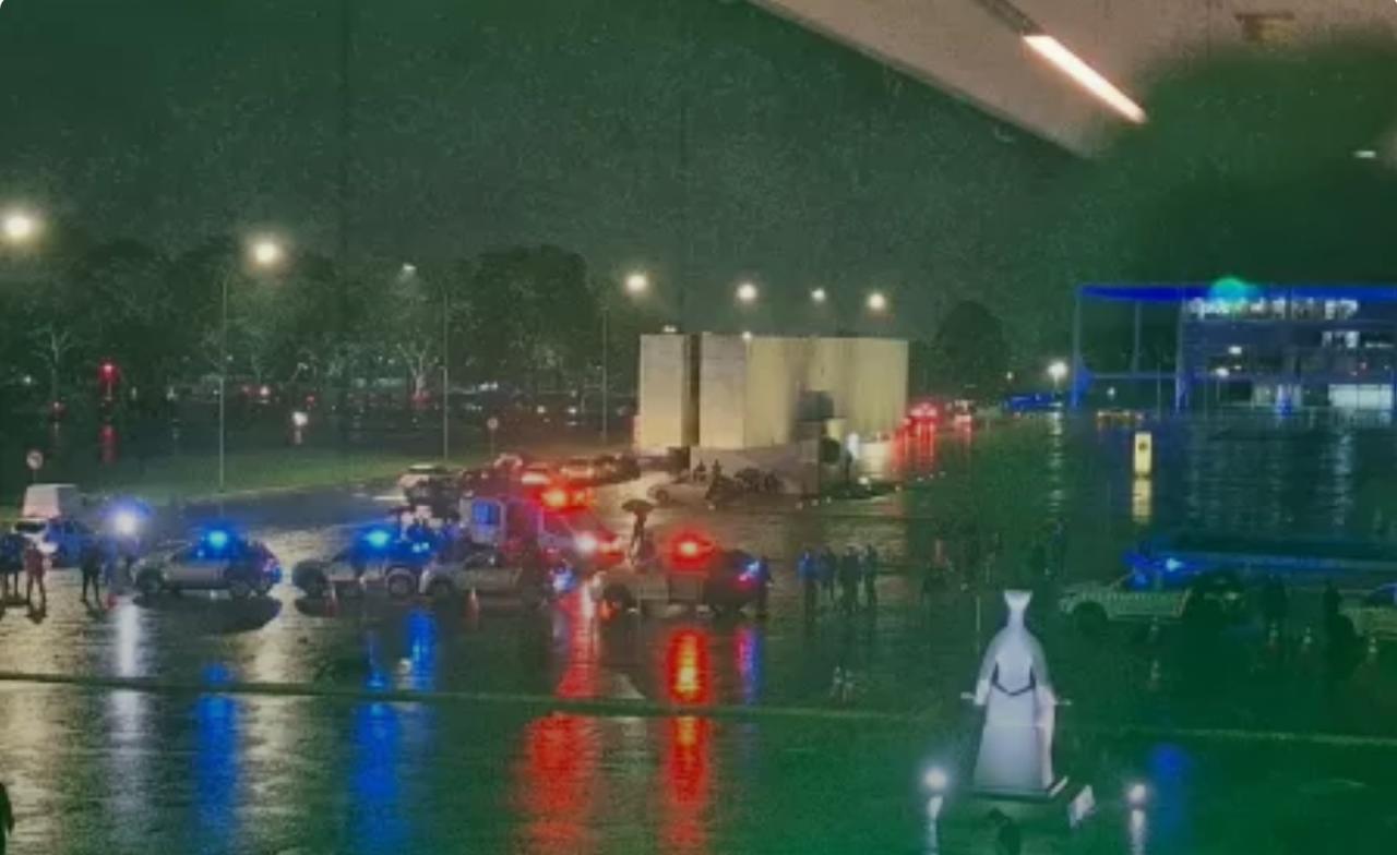 Vídeo: Praça dos Três Poderes, em Brasília, é isolada após explosões; uma pessoa morreu