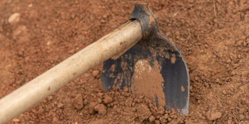 Desentendimento durante bebedeira termina em agressão com enxada em Santa Rita do Pardo