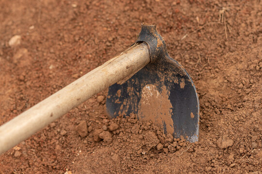 Desentendimento durante bebedeira termina em agressão com enxada em Santa Rita do Pardo