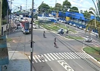 Vídeo: Fusca fura sinal, bate em ônibus e uma pessoa é socorrida em estado grave 