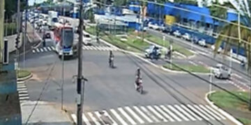 Vídeo: Fusca fura sinal, bate em ônibus e uma pessoa é socorrida em estado grave 