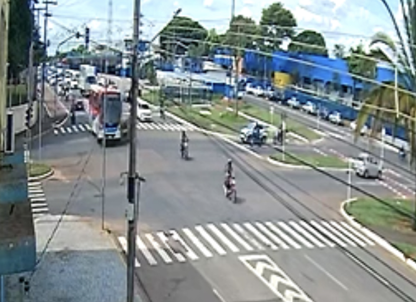 Vídeo: Fusca fura sinal, bate em ônibus e uma pessoa é socorrida em estado grave 