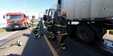 Motorista se distrai enquanto filmava paisagem, bate em caminhão e morre em MS
