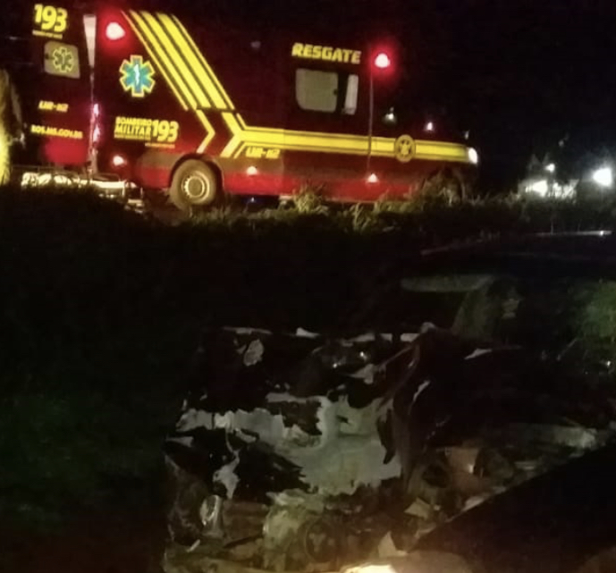 Acidente entre caminhonete e carreta deixa um morto em rodovia de Chapadão do Sul