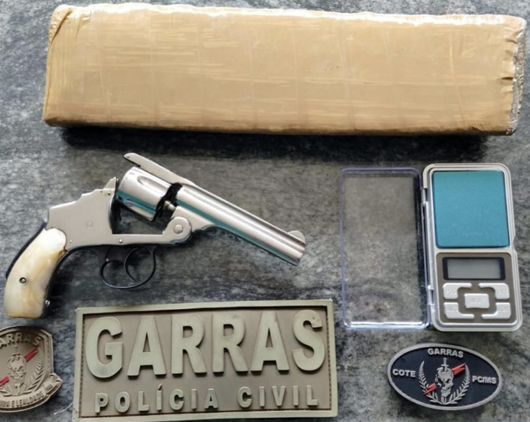 Polícia apreende arma e drogas no Jardim Presidente, em Campo Grande