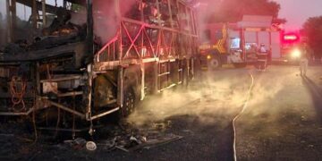 Ônibus é destruído por fogo em Anastácio e chamas altas assustam durante a madrugada 