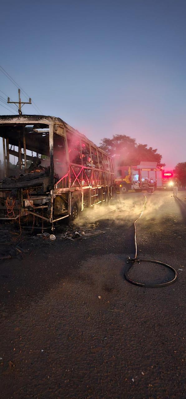 Ônibus é destruído por fogo em Anastácio e chamas altas assustam durante a madrugada 