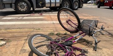 Ciclista tem perna esmagada ao ser atropelada por carreta em Três Lagoas