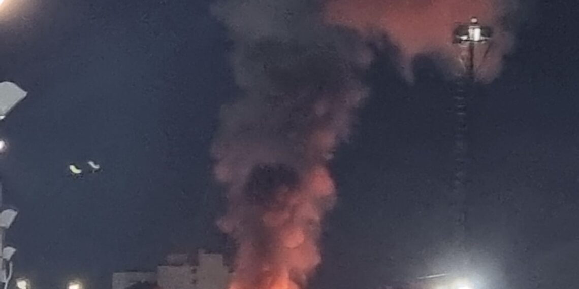 Vídeo: incêndio destrói barracão de escola de samba na Capital 