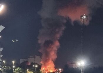 Vídeo: incêndio destrói barracão de escola de samba na Capital 