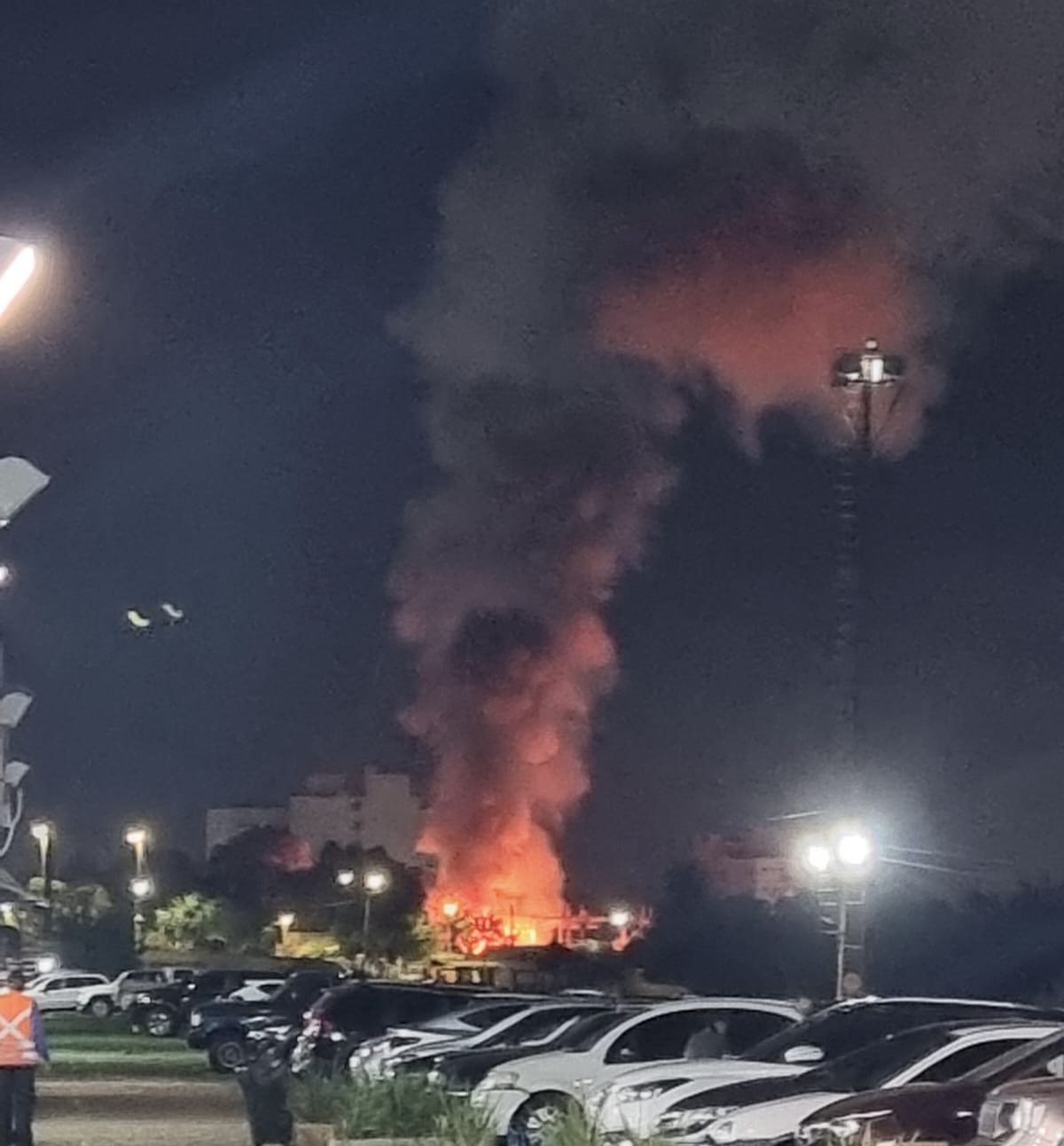 Vídeo: incêndio destrói barracão de escola de samba na Capital 