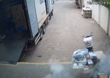 Vídeo: pacote explode na mão de funcionário em transportadora do Bairro Coronel Antonino