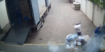 Vídeo: pacote explode na mão de funcionário em transportadora do Bairro Coronel Antonino