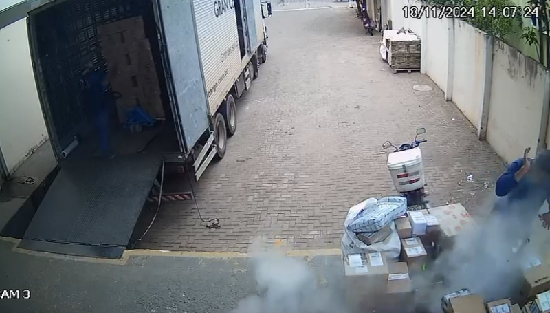 Vídeo: pacote explode na mão de funcionário em transportadora do Bairro Coronel Antonino