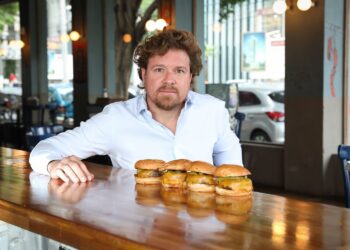 Figura importante no cenário gastronômico, Claudio Baran visita as hamburguerias do Burger Fest na Capital