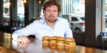 Figura importante no cenário gastronômico, Claudio Baran visita as hamburguerias do Burger Fest na Capital