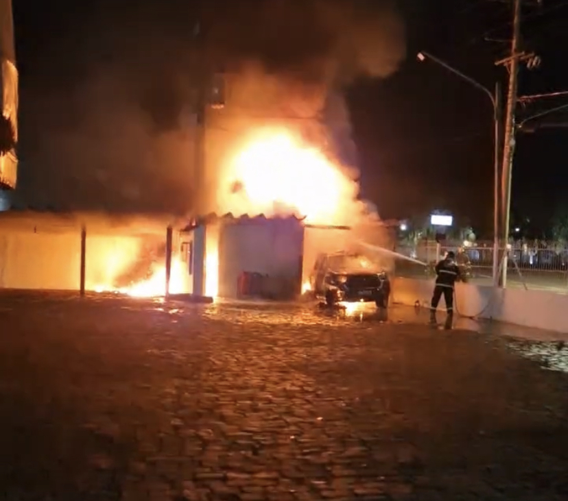 Caminhonete é destruída por fogo e gerador explode em hotel de Coxim