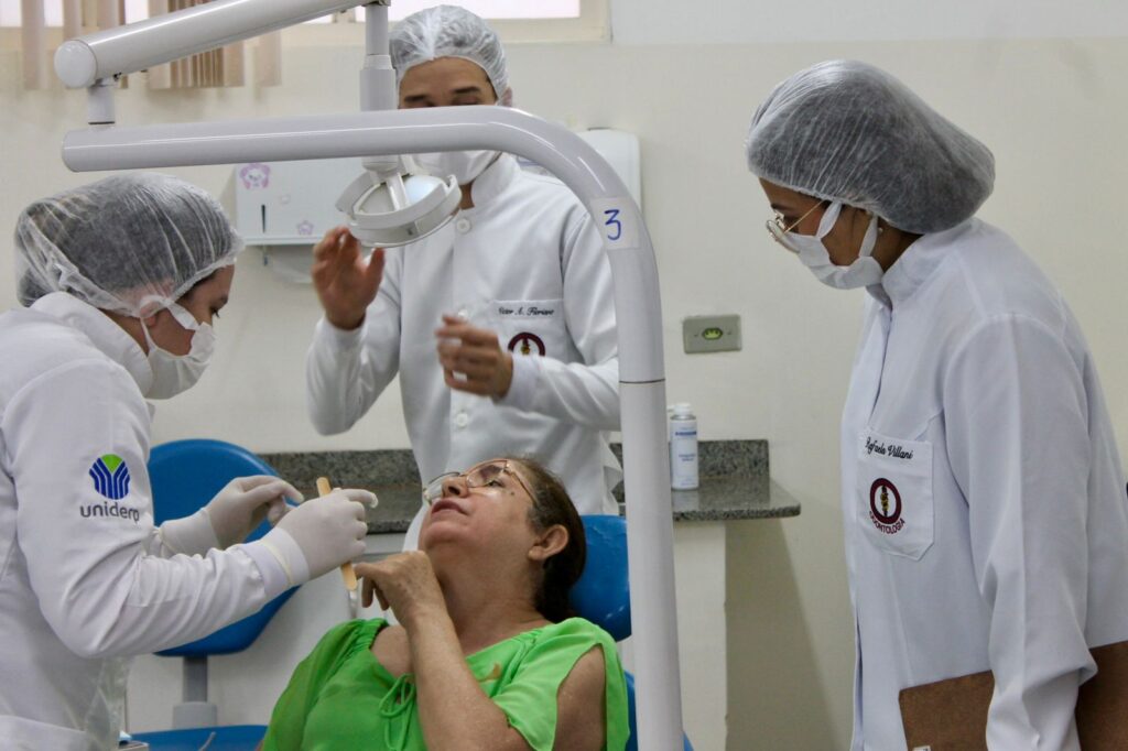 Unidades de saúde da Capital oferecem exame rápido e gratuito para câncer de boca Unidades de saúde da Capital oferecem exame rápido e gratuito para câncer de boca