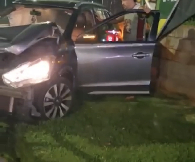 Bêbado, militar do Exército é preso ao causar acidente que terminou com carro capotado no Carandá Bosque