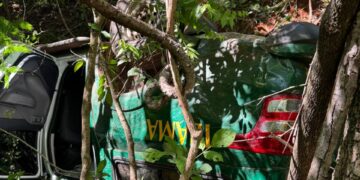 Veículo do Ibama cai em barranco e 5 pessoas ficam feridas na BR-262 em MS