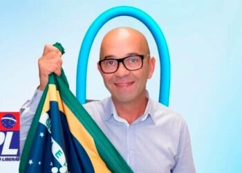 Imagens mostram momento em que homem jogou bombas no STF e m*rreu