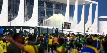 Justiça argentina emite mandados de prisão contra 61 foragidos do 8/1; dois já foram presos 