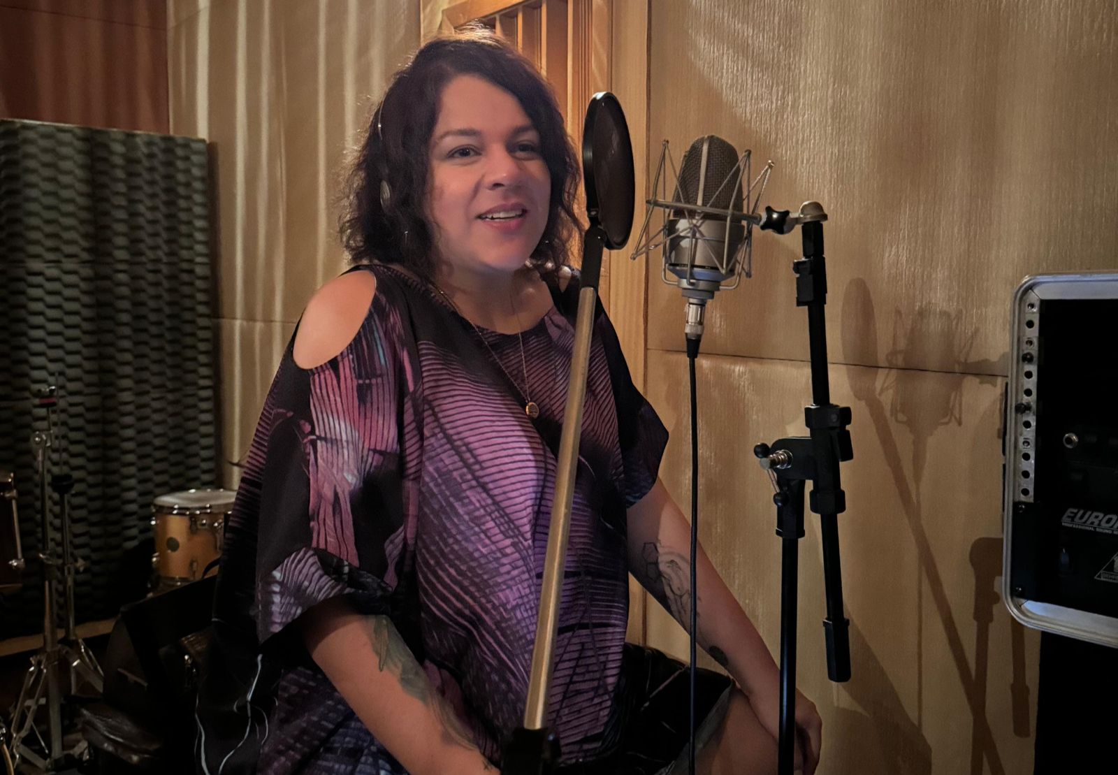 Érica Espíndola grava canção-temas de filme com aprovação de Ney Matogrosso