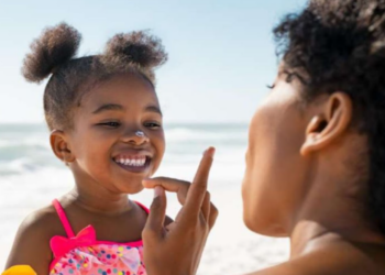 Especialistas reforçam a importância da rotina cuidados com a pele negra no verão