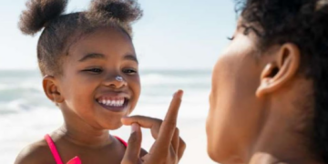 Especialistas reforçam a importância da rotina cuidados com a pele negra no verão