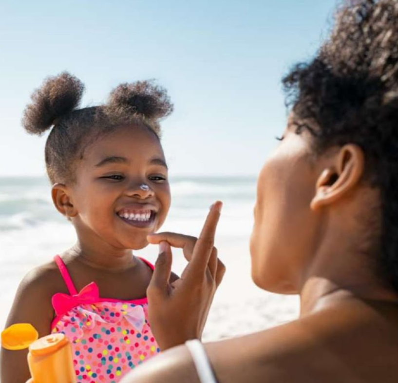 Especialistas reforçam a importância da rotina cuidados com a pele negra no verão