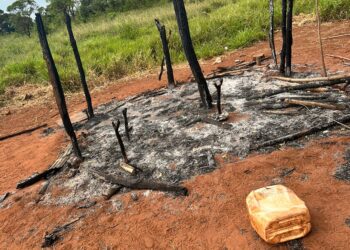 Homem é preso por atear fogo em residência com crianças em Aral Moreira