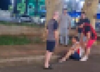 Vídeo: Bêbado, condutor causa acidente com capotamento, tenta fugir e acaba no chão 