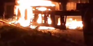 Carreta é destruída por incêndio na BR-262 em Mato Grosso do Sul