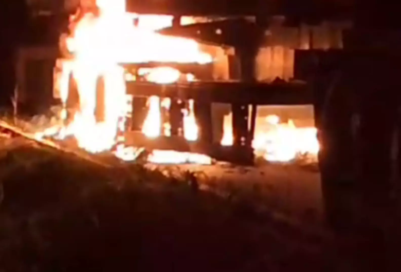 Carreta é destruída por incêndio na BR-262 em Mato Grosso do Sul