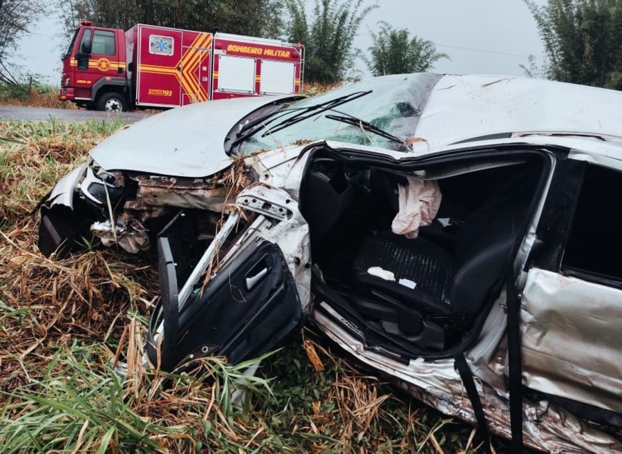 Acidente entre caminhonete e carro deixa duas pessoas feridas na rodovia entre Ivinhema e Deodápolis
