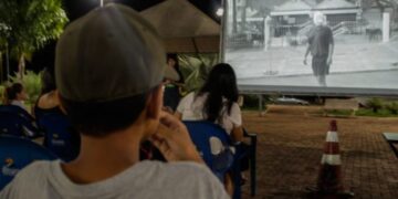 Vizinhança na Praça leva cinema ao ar livre para Ribas do Rio Pardo