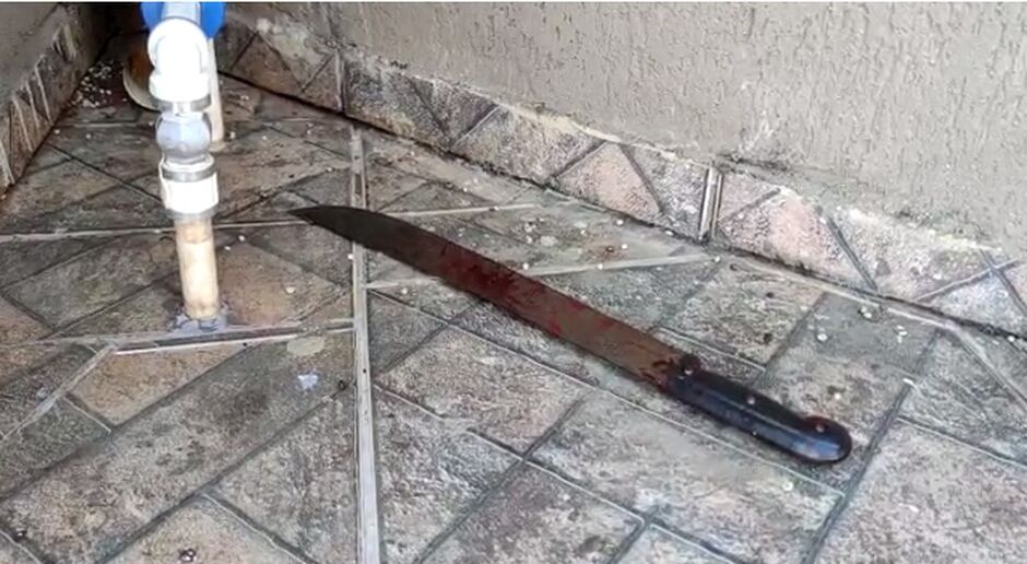 Mulher é golpeada com facão pelo ex-namorado em bar de Ponta Porã