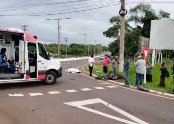 Jovem de 21 anos morre em colisão entre moto e caminhonete em rotatória de Dourados