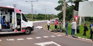 Jovem de 21 anos morre em colisão entre moto e caminhonete em rotatória de Dourados