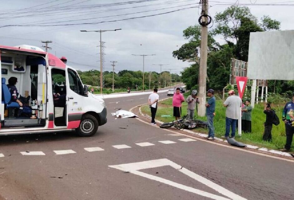 Jovem de 21 anos morre em colisão entre moto e caminhonete em rotatória de Dourados