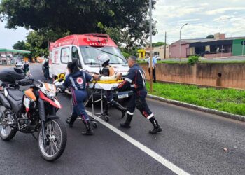 Motociclista e passageira ficam feridos em colisão com carretinha na Avenida Ernesto Geisel, em Campo Grande